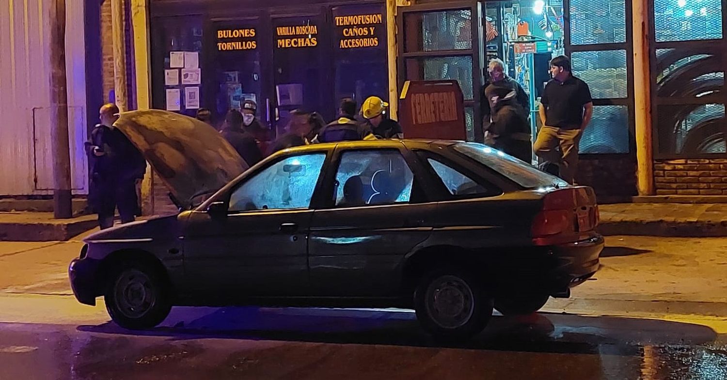 Incendio de un auto en 11 de Septiembre y Lucio Mansilla: un ferretero y los Bomberos sofocaron el siniestro