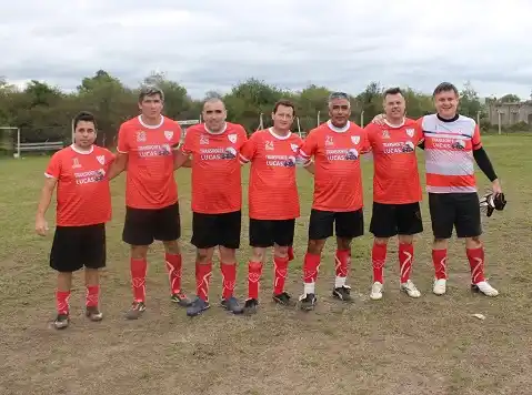 Goleadas de Central Larroque e Independiente en Veteranos