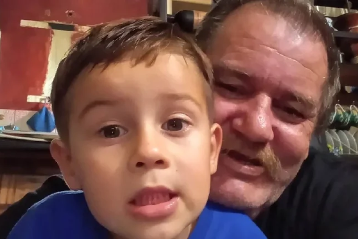 Lucio con su abuelo Ramón . Infobae