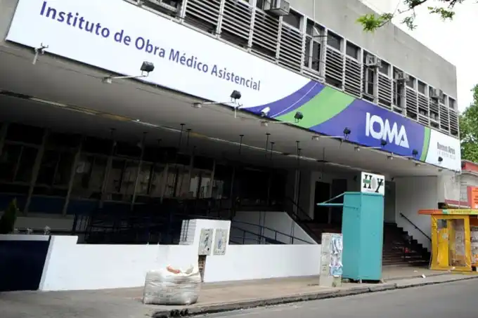 En IOMA marchan por el despido de trabajadores que denunciaron corrupción: "Esto solo pasó en la dictadura"
