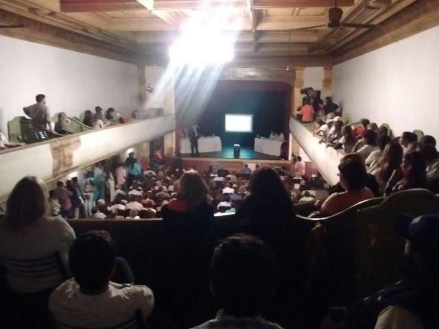 Caliente Audiencia Pública
en el Teatro Italia por Puerto Ruiz

