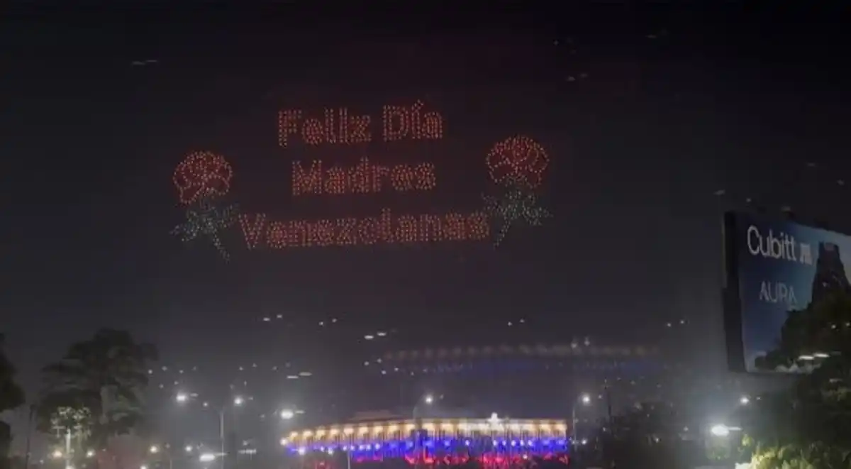 ¡EN HONOR A LAS MADRES! Más de mil drones chinos volvieron a iluminar la noche caraqueña
