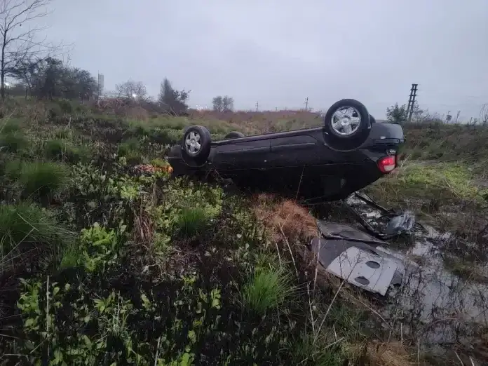 Tremendo vuelco de un auto con tres jóvenes a bordo en una ruta entrerriana