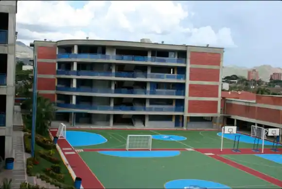 ¡Conmoción en Guatire! Adolescente deprimida se lanza del cuarto piso de un colegio