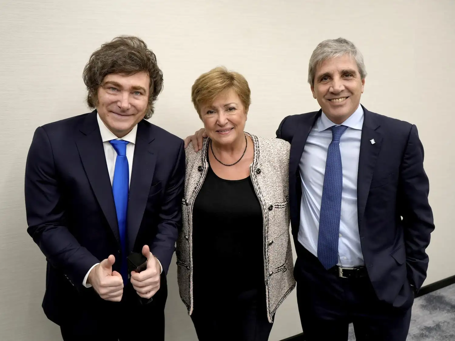 El presidente Javier Milei junto a la directora del FMI, Kristalina Georgieva, y al ministro Luis Caputo.