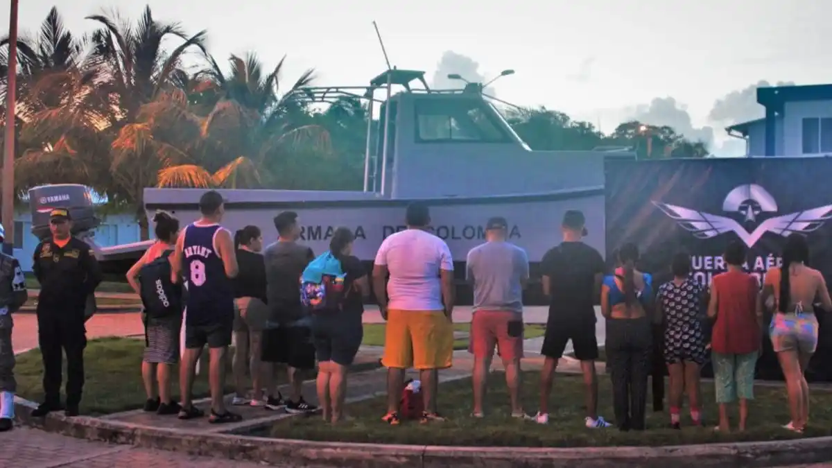 ¡EN AGUAS DE SAN ANDRÉS! Rescatan a 19 venezolanos, entre ellos 6 niños y una mujer embarazada