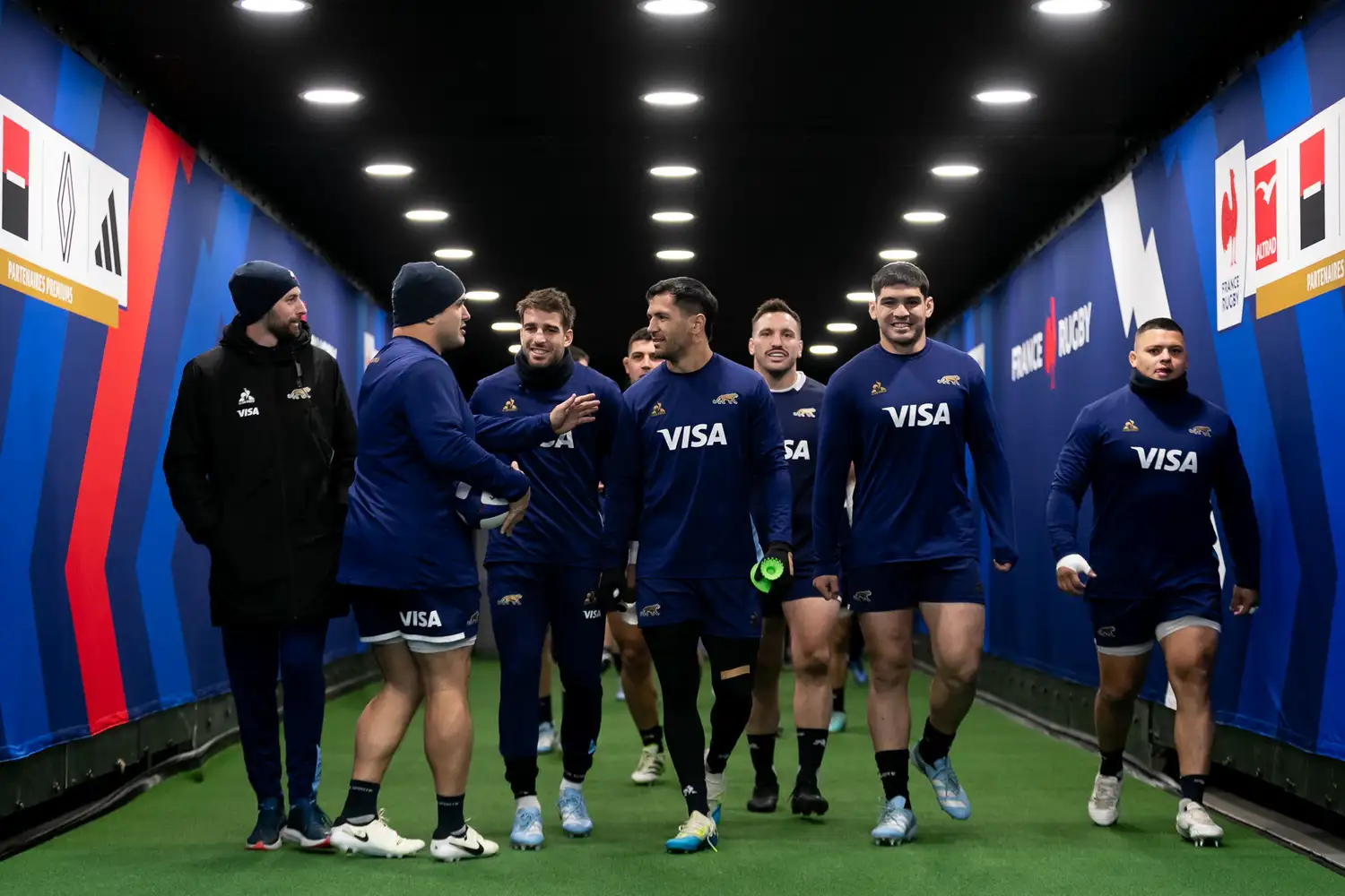 Los Pumas, con Ignacio Calles, llegando al captain run en el Stade de France.