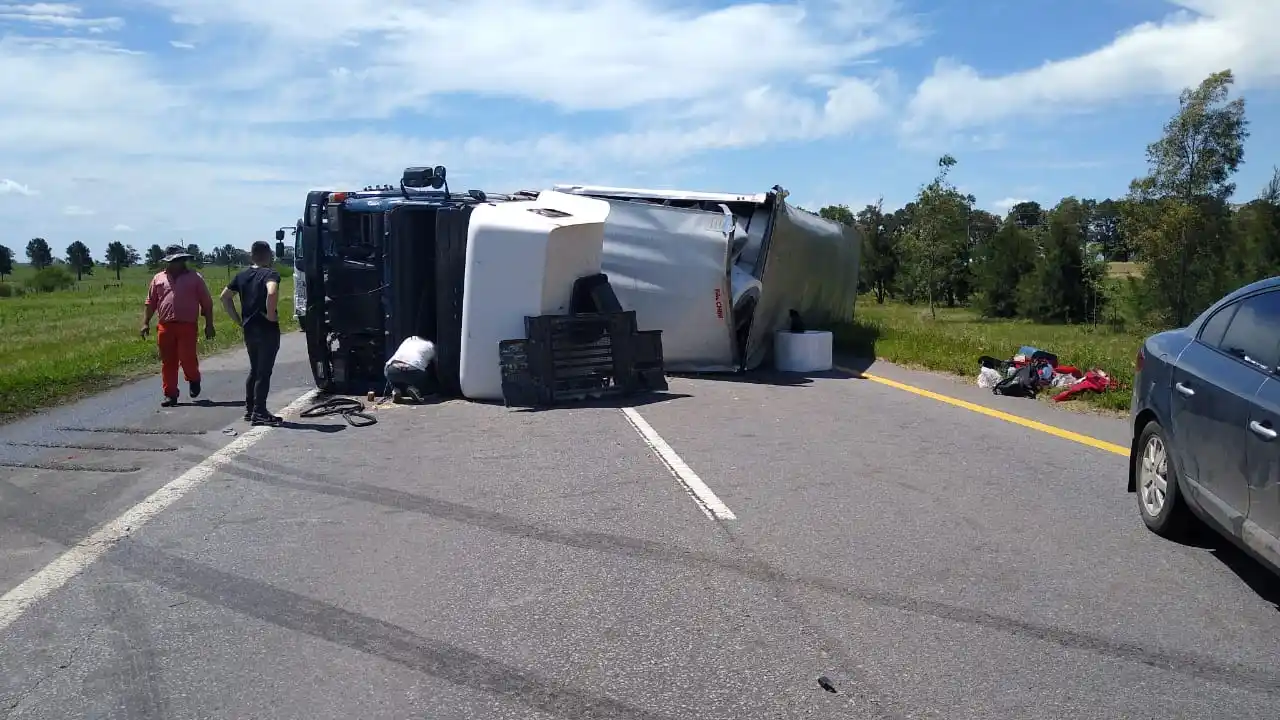 Volcó un camión sobre Ruta 14 y cortó el totalmente el tráfico hacia Buenos Aires