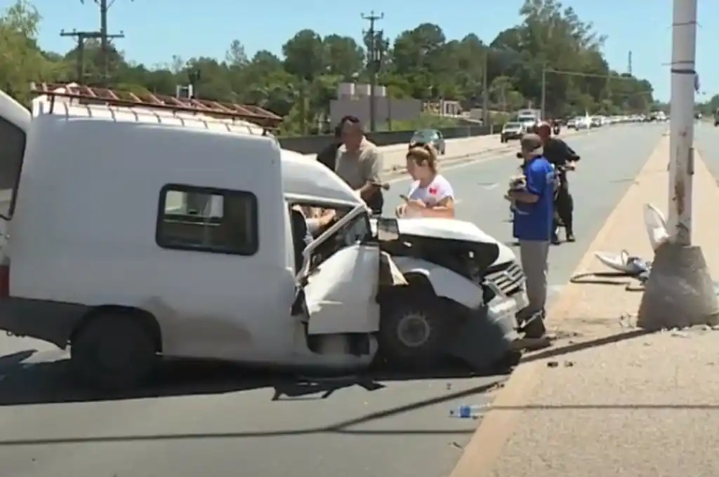 Ruta 1: automovilista mordió el cordón y chocó contra una columna de luz del cantero central