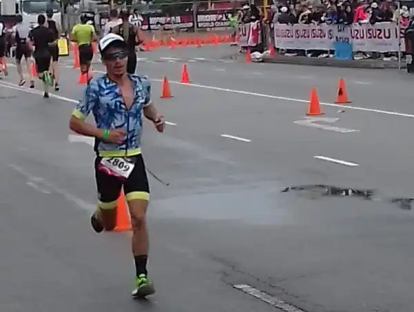 Buena labor de Gonzalo Acosta en el Mundial 70.3 de triatlón en Sudáfrica