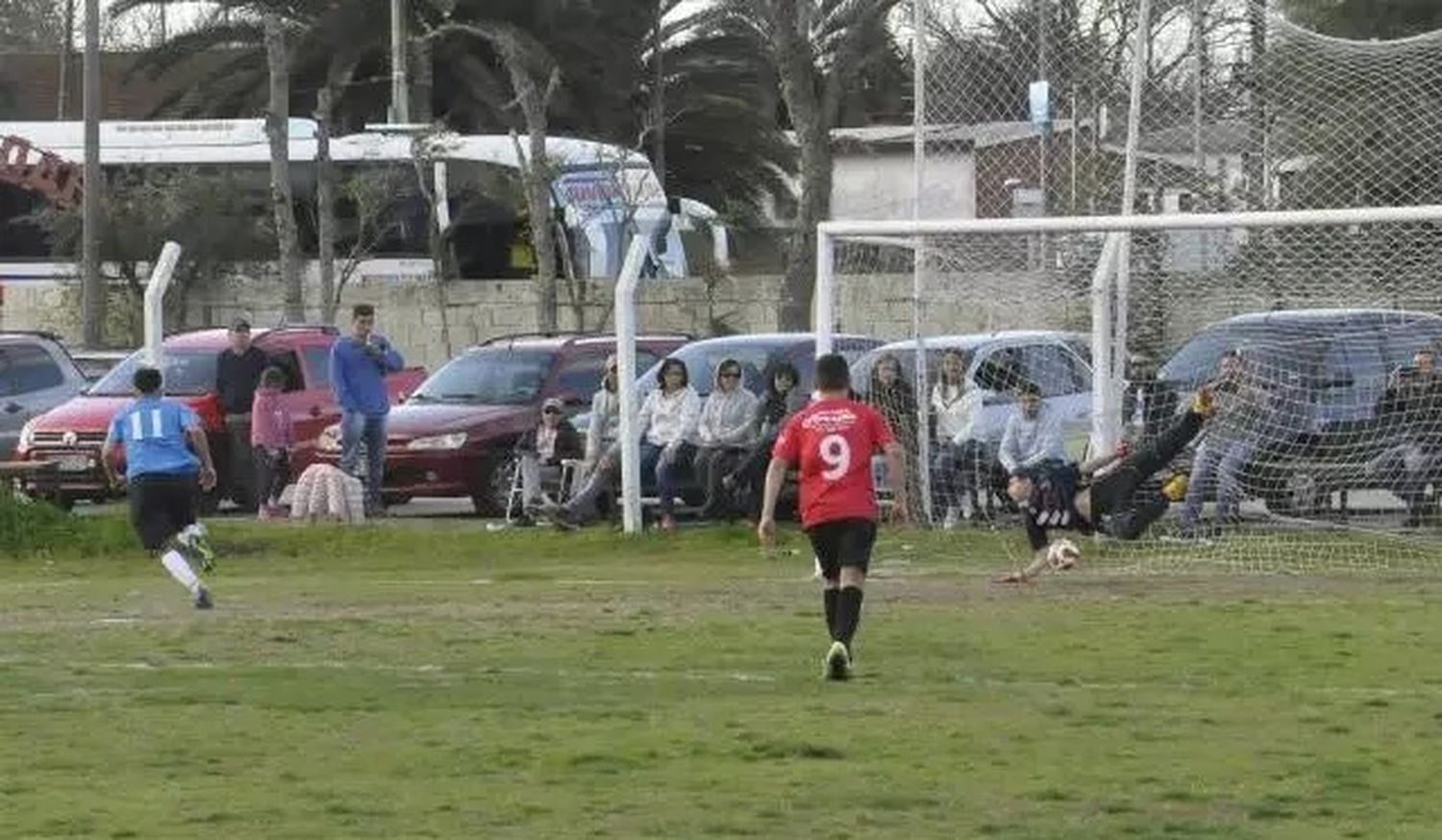 Piden que la Provincia permita el ingreso con vehículos a los partidos de fútbol en el Interior