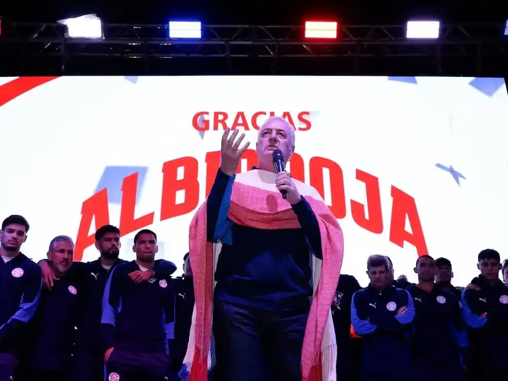 Tras arribar a Paraguay, Alfaro tomó la palabra ante una multitud.