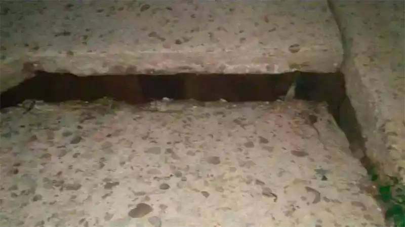 Cedió el asfalto en una cuadra por la que pasan las líneas de transporte público