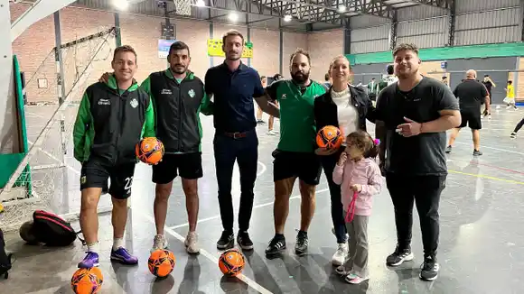 Apoyo al deporte de San Vicente: entregaron pelotas al futsal de Brown