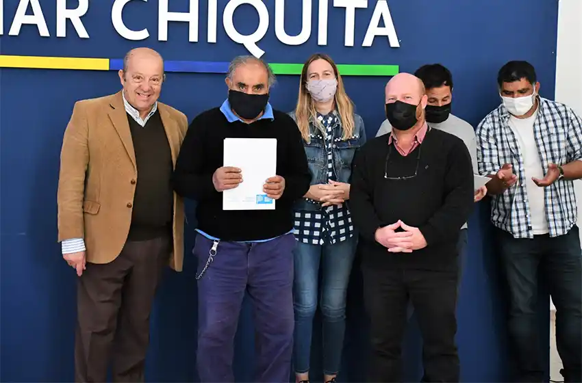 El intendente Paredi entregó escrituras a vecinos y vecinas del distrito