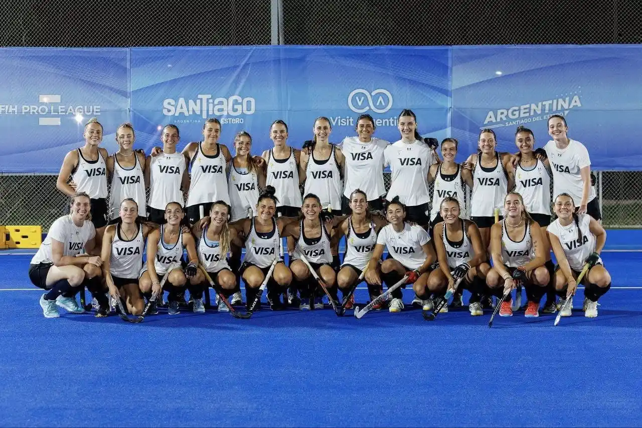 El plantel de Las Leonas, con Brisa Bruggesser.