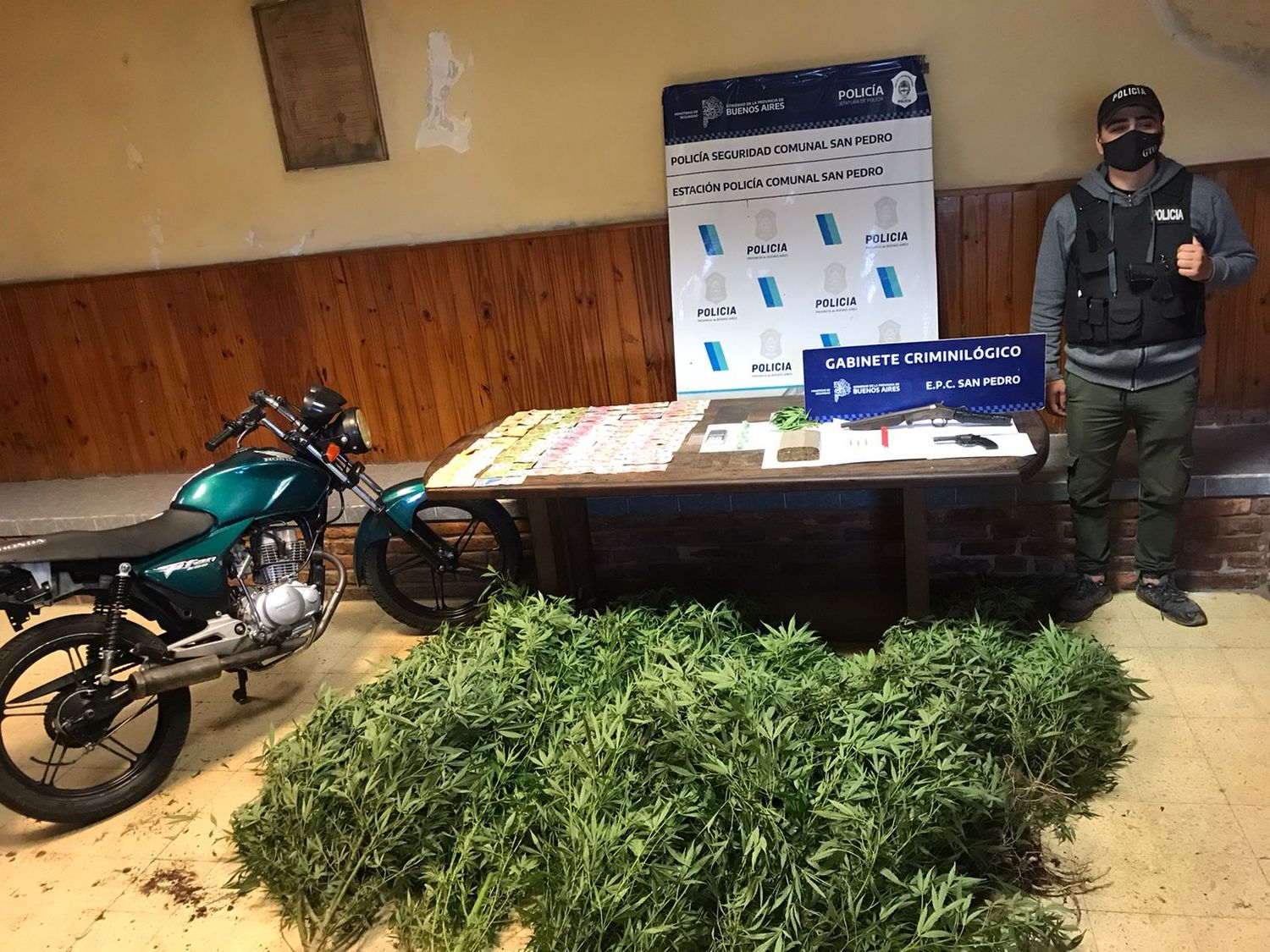 Detuvieron a cuatro jóvenes en barrio Hermano Indio, acusados de motochorros: secuestraron armas y drogas