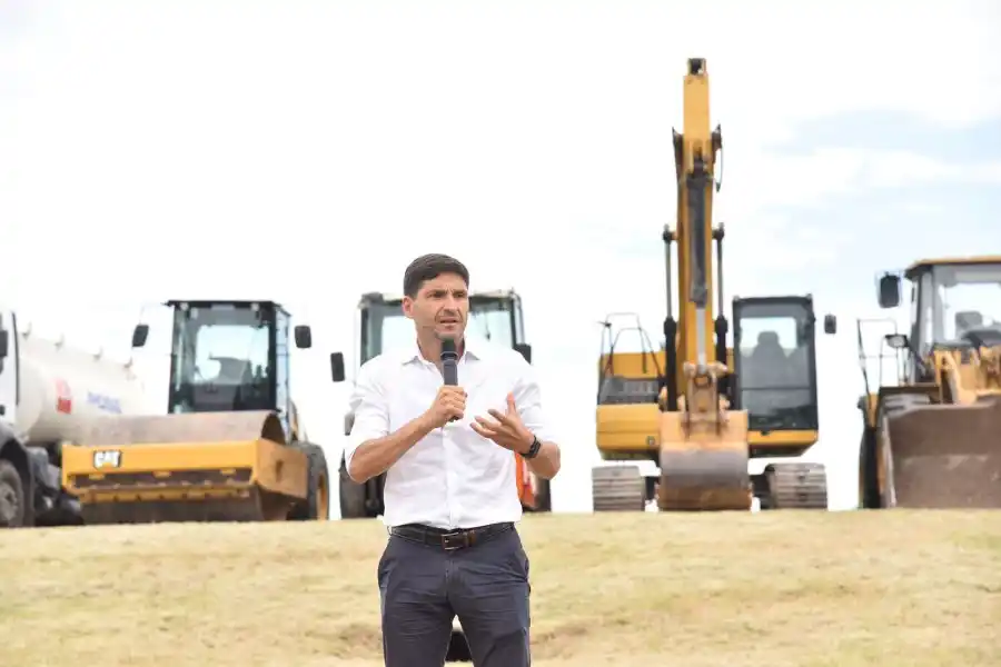 Autopista Rosario - Santa Fe: Pullaro encabezó la firma del acta de puesta en marcha  de la construcción del tercer carril