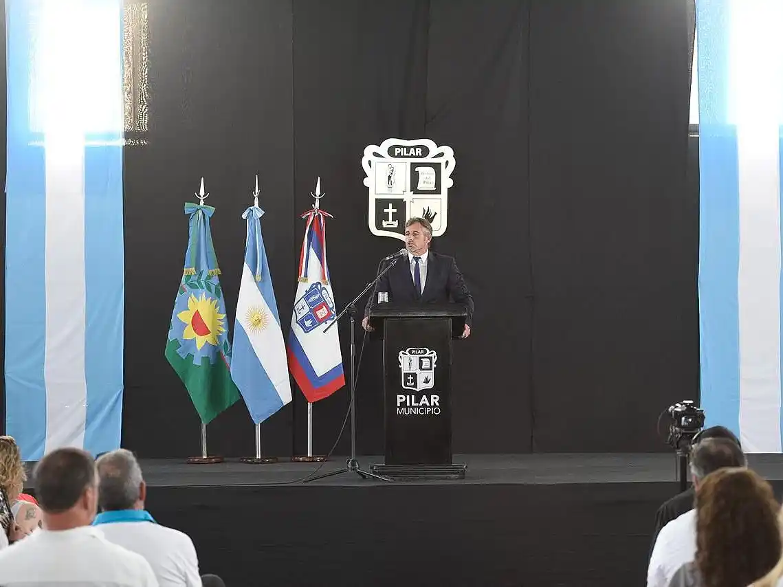 achával da su discurso en el club de astolfi ante los concejales