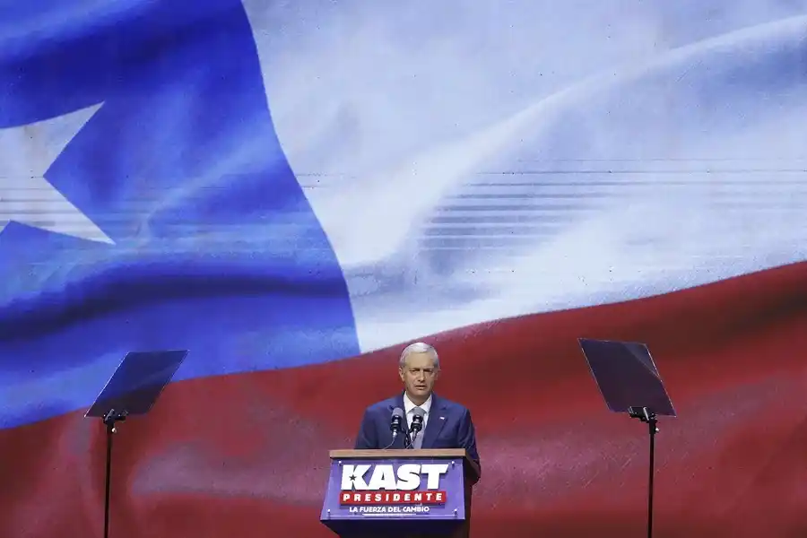 José Antonio Kast promete "restablecer el respeto a la ley" y dice que en Chile "va a haber un cambio real"Fotografía de José Antonio Kast pronunciando su primer discurso como presidente electo, en Santiago . EFE