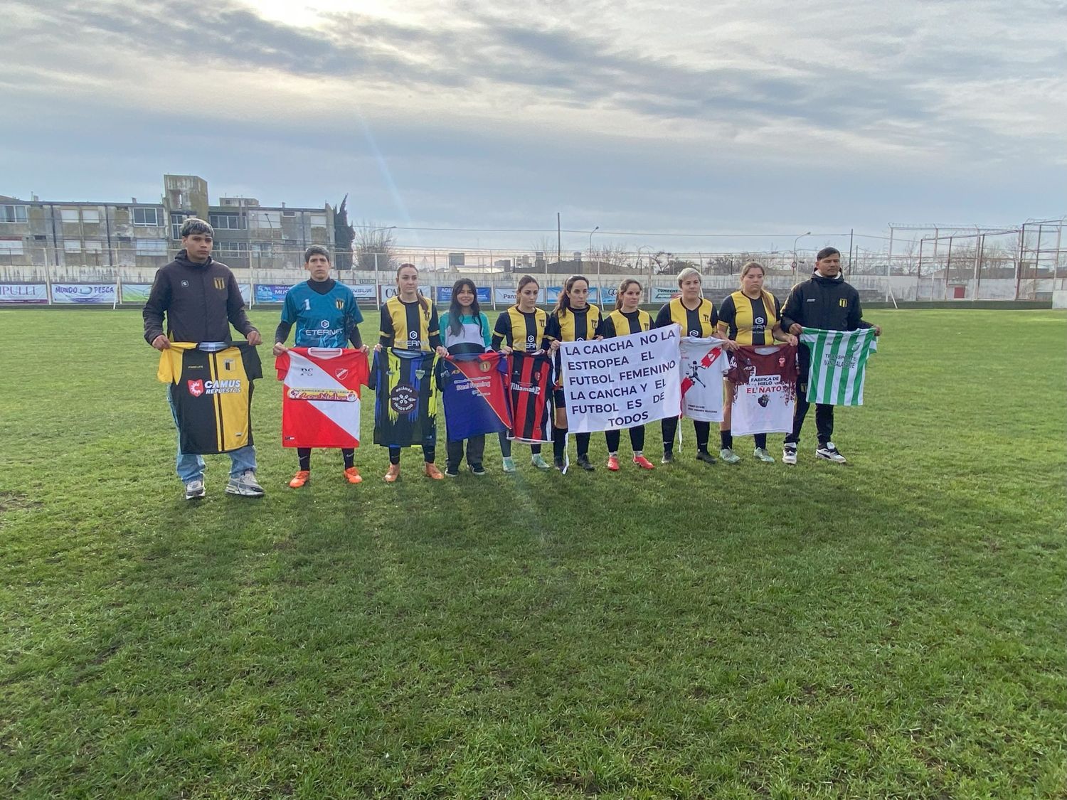 Domingo negro para el fútbol femenino: en la final del play-off El Nacional se presentó con siete jugadoras y tras una lesión Huracán es campeón