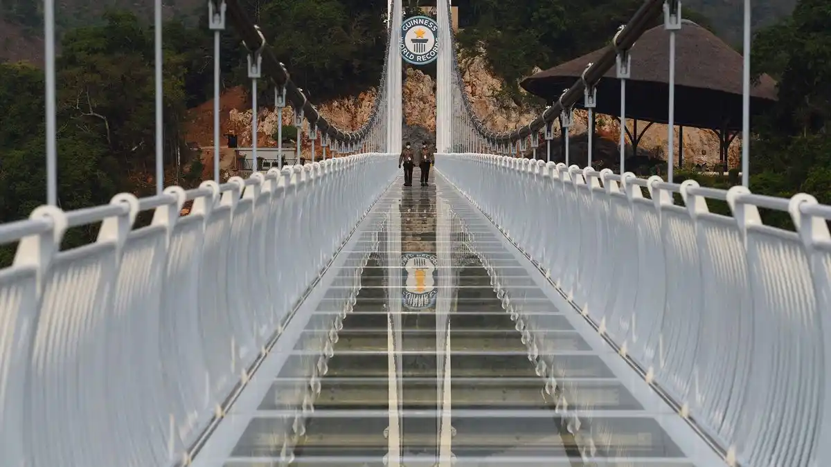 Vietnam inauguró un espectacular puente de cristal entre dos montañas