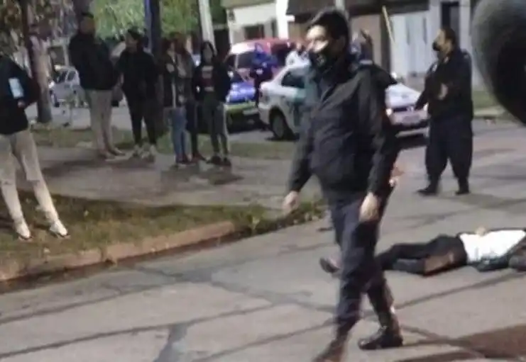 Video impactante: Un subcomisario de la Policía Federal mató a tiros a un motochorro e hirió a su cómplice en Avellaneda