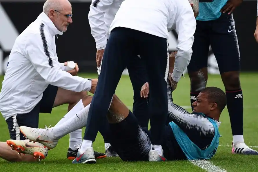 Preocupación en Francia: Kylian Mbappé abandonó el entrenamiento por un golpe en un tobillo