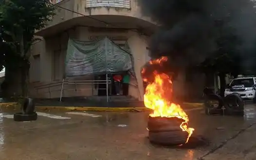 Protesta de trabajadores frente al municipio de Capitán Sarmiento