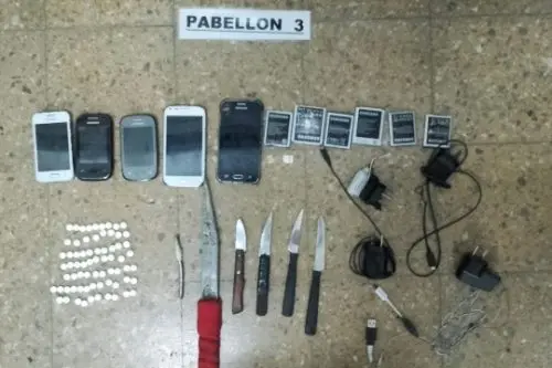 Secuestran cerca de 70 facas, celulares y drogas en Unidad de Magdalena