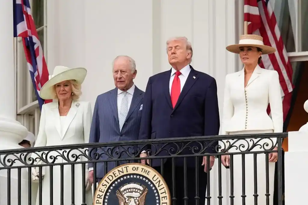 La reina Camila, el rey de Reino Unido, Carlos III, el presidente estadounidense, Donald Trump, y la primera dama de EE.UU., Melania Trump, durante un acto en la Casa Blanca. EFE