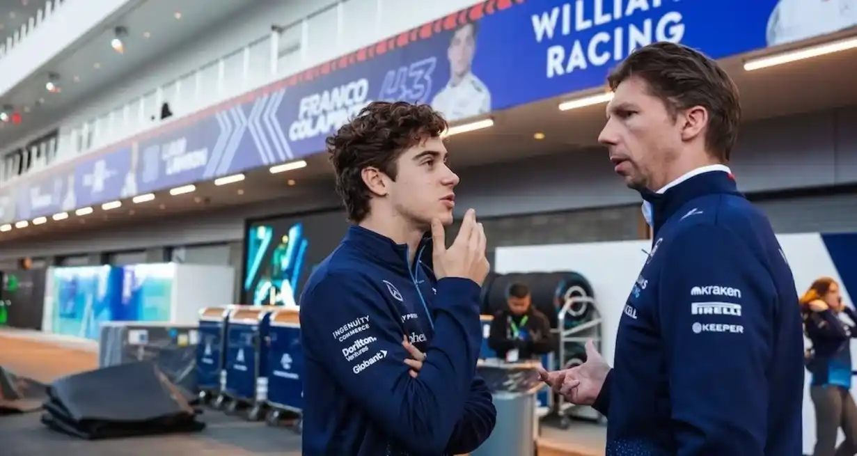Franco Colapinto y el jefe del equipo, James Vowles, quien siempre lo defendió. Prensa Williams