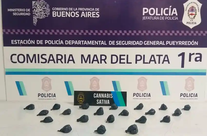 Detienen a dos hombres que realizaban un "pasamanos" con varias dosis de marihuana