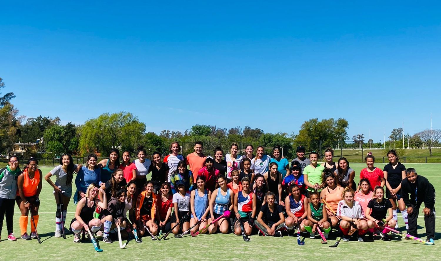 Se realizó con éxito la clínica de hockey