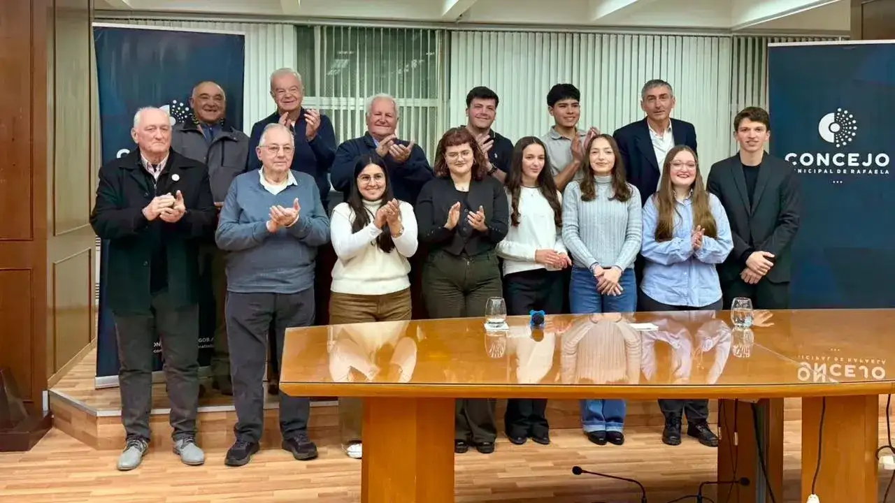 Ante una sala colmada de público, “Raíces del barro” se estrenó en el Concejo Municipal - 2