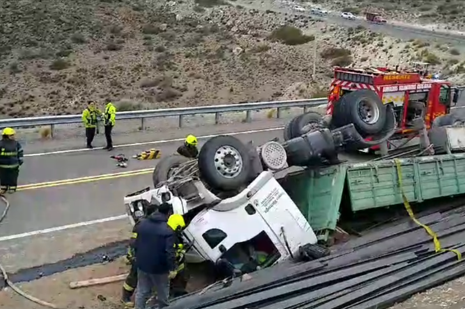 Personal especializado socorrió al conductor del camión