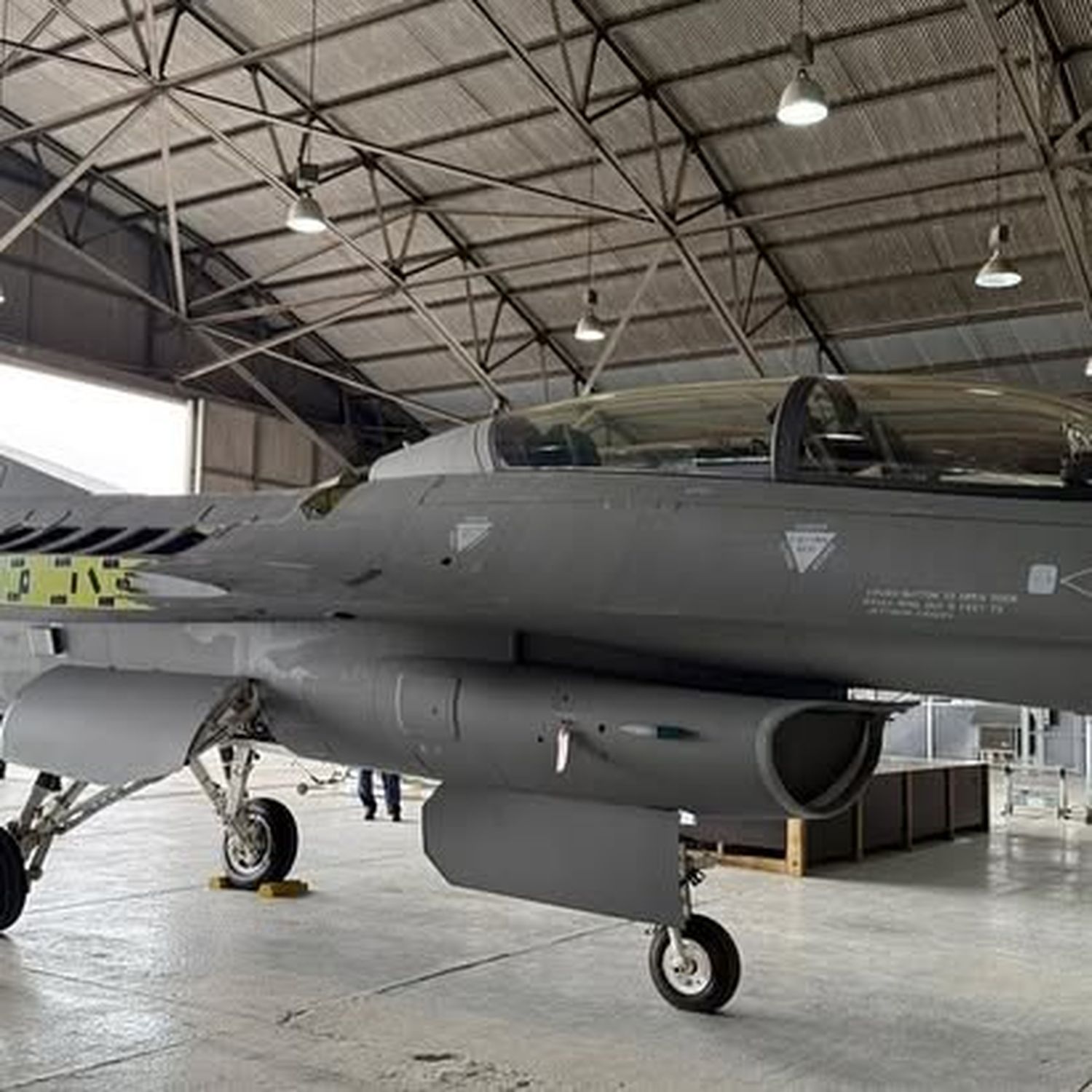 -ACTUALIZADO- Primer F-16 de la Fuerza Aérea Argentina listo para su ensamblaje