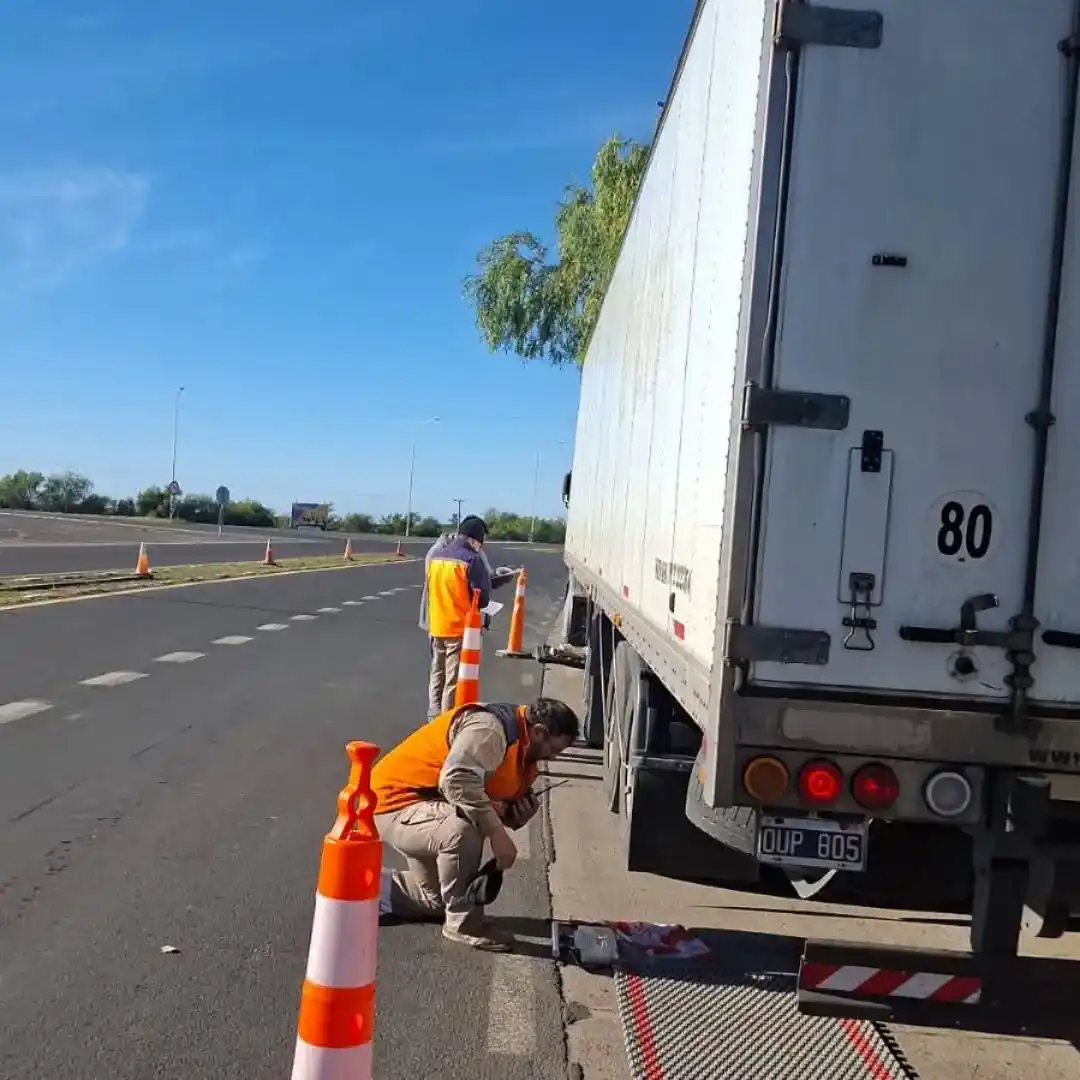 Vialidad Nacional y el Municipio realizan fuertes controles a camiones en la Ruta 12