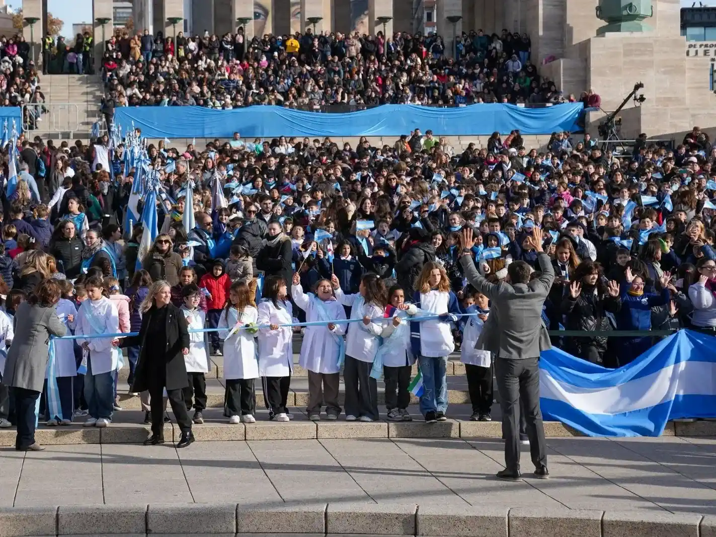 El Monumento colmado de alumnos.