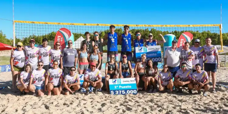 Los podios de la Etapa 3 del Circuito Argentino de Beach Volley donde Enríquez y Gallay ganaron.