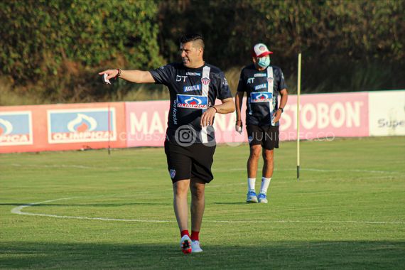 Real se estrena en Junior