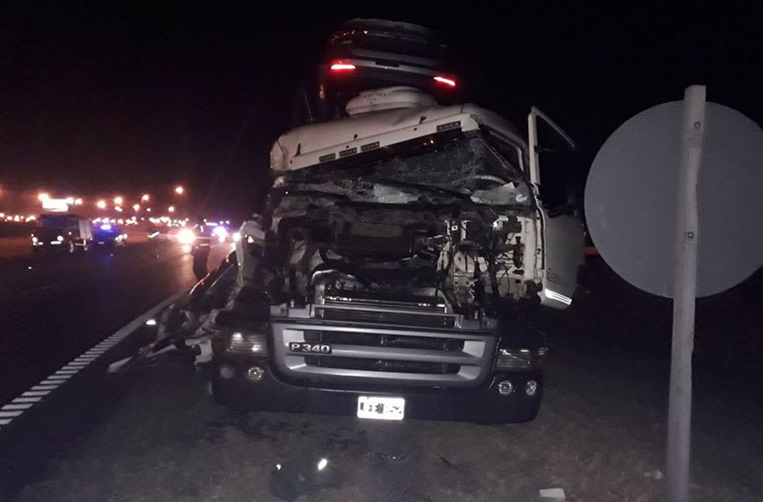 Fuerte choque de camiones en la autopista Rosario-Buenos Aires