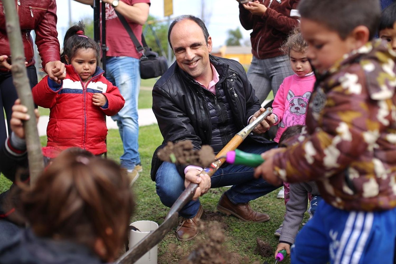 Plan de Forestación: plantaron árboles en la Plaza Vanossi