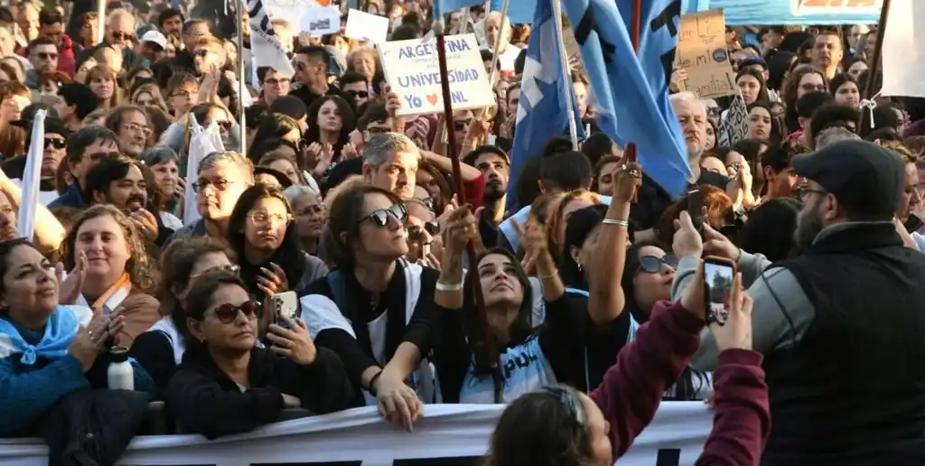 Entre carteles, bombos y bengalas, la comunidad universitaria santafesina volvió a salir a la calle para defender la educación pública