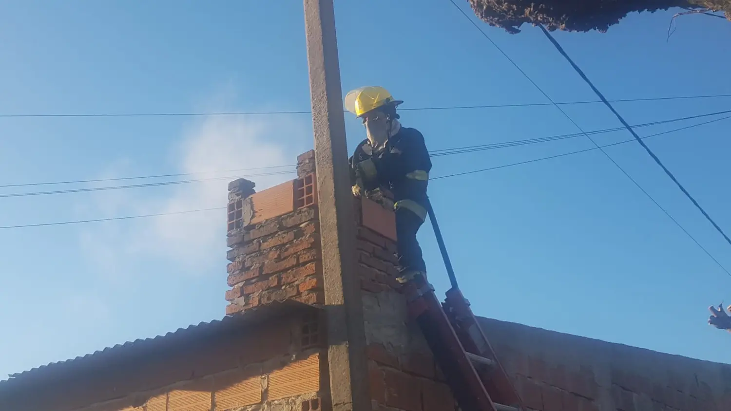 Bomberos sofocó principio de incendio en hogar a leña en Bonorino al 300