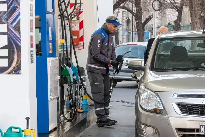 La medida se tomó en un contexto de caída de la demanda y de fuerte volatilidad en el mercado energético global.