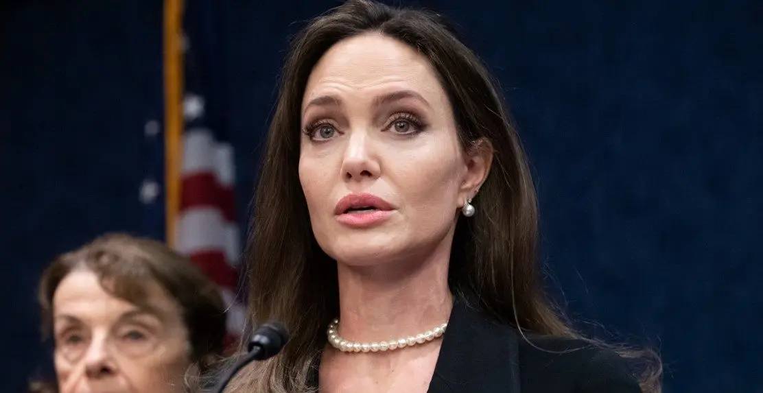 Angelina Jolie detalla supuestas agresiones de Brad Pitt