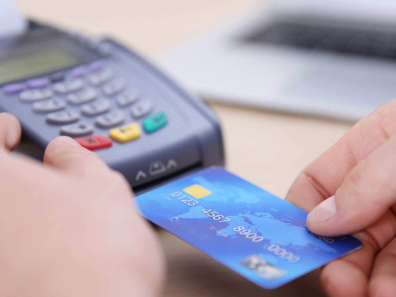 Cuáles son las nuevas tasas máximas que pueden aplicar los bancos y los comercios