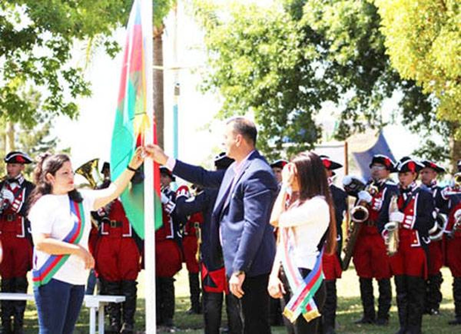 Puerto Yeruá presentó su bandera  y escudo oficial