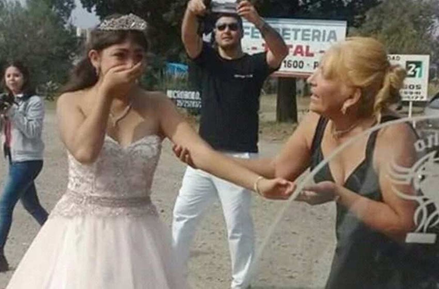 Como en unos meses puede perder la visión, su familia le organizó una fiesta de 15 ‘adelantada’